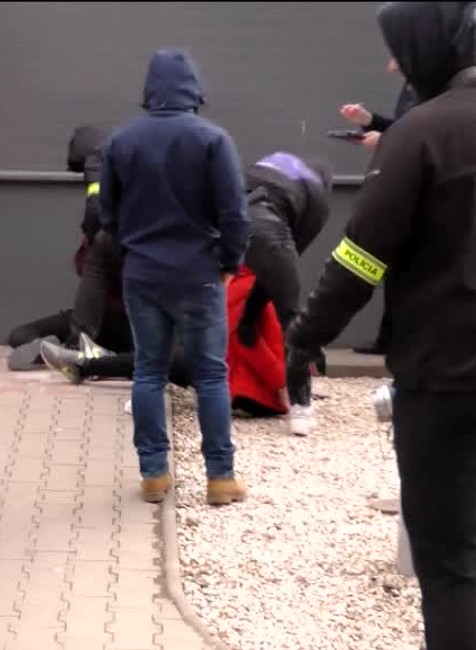 [multi] Kukláči zasahovali pred obchodným centrom v Snine. Zadržaní ležali v putách na zemi 27