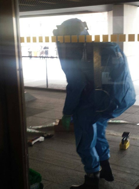 Individuálny protest pred parlamentom. Na mieste zasahujú policajti