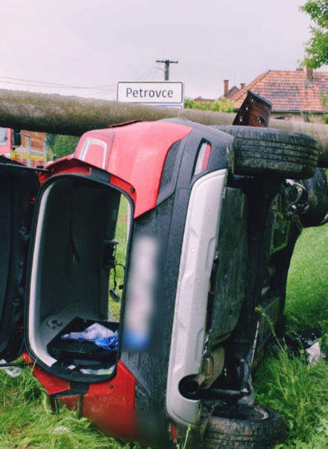 Auto skončilo pod stĺpom