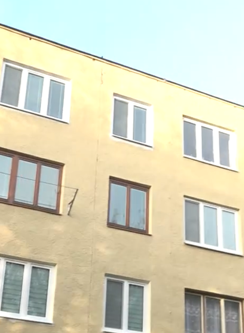 Mŕtva žena vedľa bytovky 1 