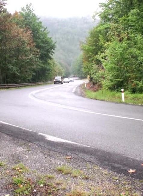 Mladý vodič sa druhýkrát narodil. Jeho auto sa zrútilo zo zrázu, mal šťastie, že ho zastavili stromy3158