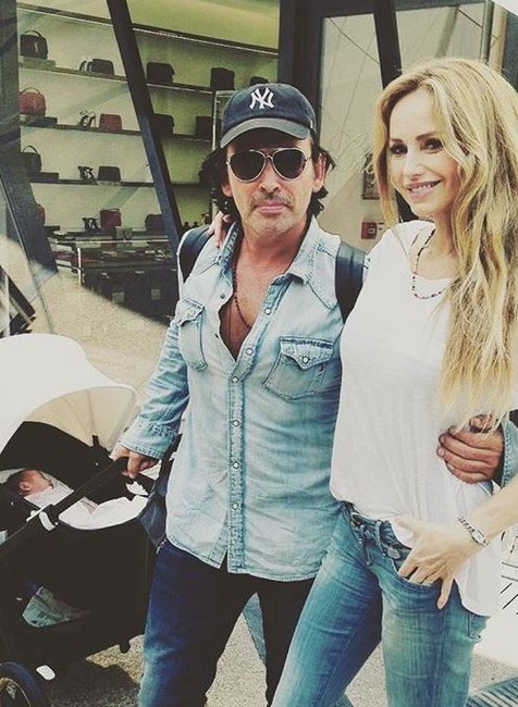 Adriana Sklenaříková s rodinou