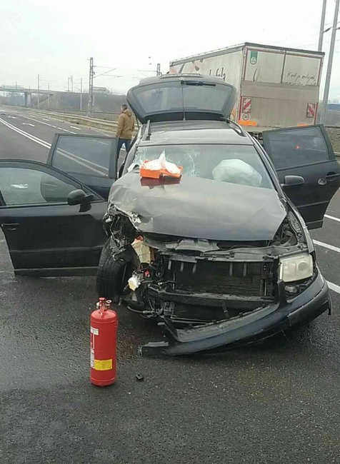 Čelná zrážka dvoch áut si vyžiadala 5 zranených.  Na mieste sú aj deti