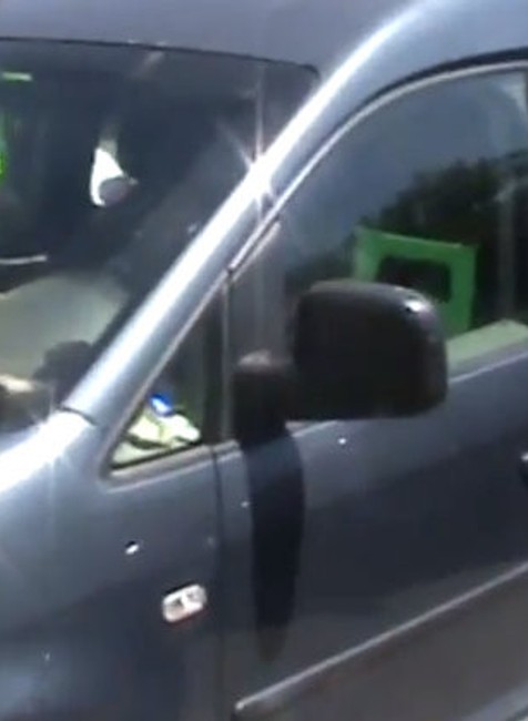 Policajti zachránili život trom psom, vyslobodili ich zo zamknutého auta