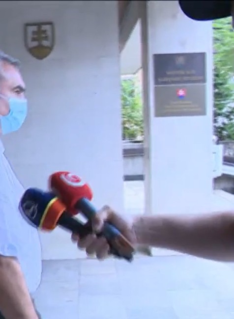 Rasťo Striško s mikrofónom konkurenčnej televízie.