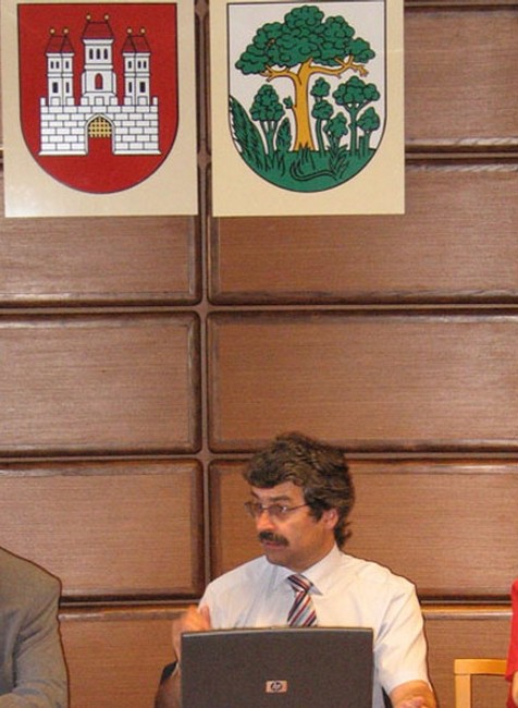 Starosta bratislavskej mestskej časti Petržalka Milan Ftáčnik (v strede) na rokovaní miestneho zastupiteľstva.