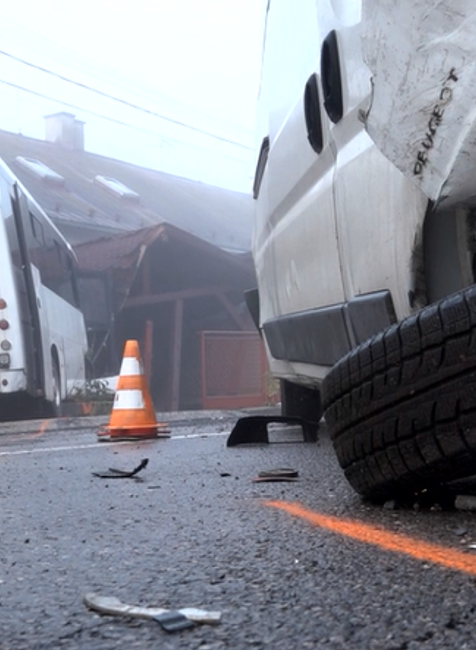 Pri vážnej dopravnej nehode sa zrazil autobus s dodávkou. Viacero cestujúcich sa zranilo