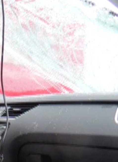 Nehoda na obchvate. Uvoľnená ľadová kryha skončila na aute