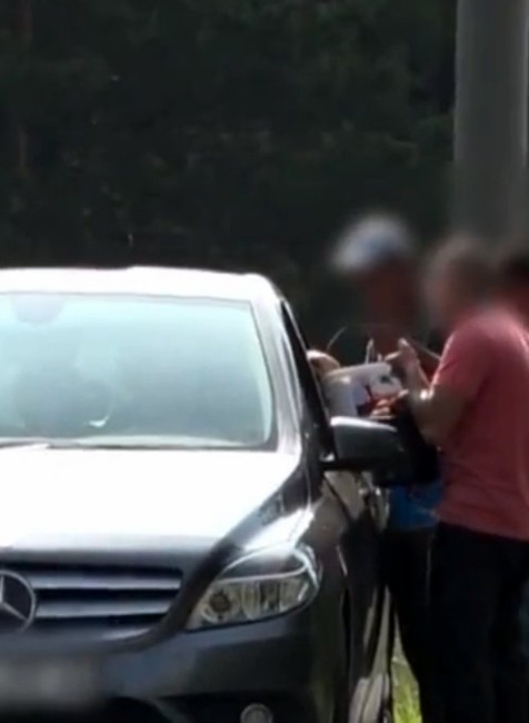 Čučoriedky, brusnice či huby. Nelegálnym predajcom pri cestách sa darí