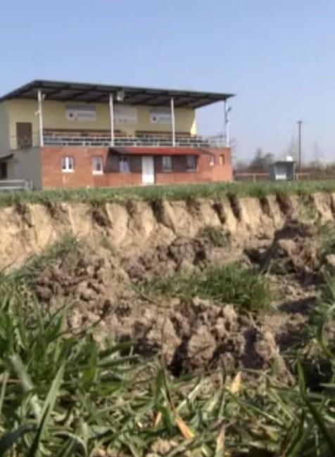 Futbalový klub rieši vážny problém. Na ihrisku im majiteľ vykopal obrovské diery