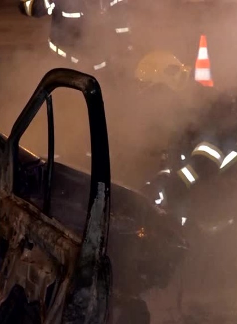 [multi] V Prešove uprostred premávky auto pohltili plamene. Pár stihol z neho vyskočiť v poslednej chvíli 6738