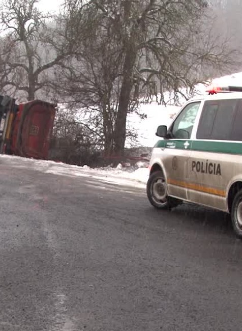 [multi] Okolnosti nehody dvoch kamiónov boli záhadou. Vodič každého tvrdili niečo iné 1700