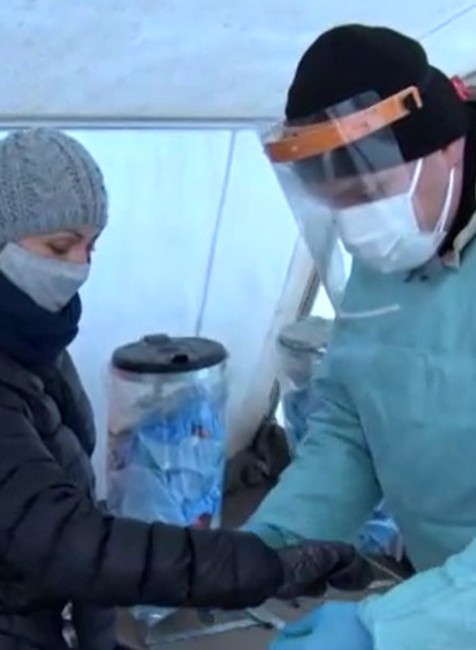 V našich nemocniciach pomáhajú ako dobrovoľníci už aj kňazi.