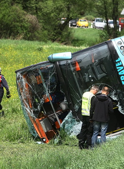 Prevrátený autobus, ľudia, záchranári, Dobrá Niva, jar