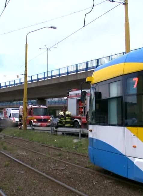 Mladík pri nehode spravil s autom salto a skončil v koľajisku. Električka bola len o pár metrov ďalej6724