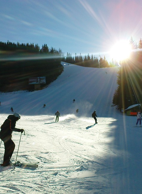 Milovníci lyžovania a zimných športov si prídu na svoje v nízkotatranskom stredisku Jasná. 36 kilometrov zjazdoviek, lyžiarske požičovne a školy, klzisko, ale i množstvo gastrozariadení, uspokoja aj toho najnáročnejšieho turistu.  Pre adrenalínuchtivých j