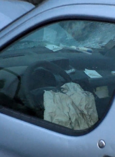 Auto skončilo v priekope pri miestnom potoku