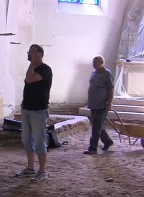 Do kostola prišli so zbíjačkami a kladivami. Omše slúžia na mestskom úrade