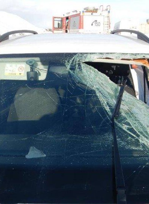Na čelnom skle mu pristál kus ľadu. Vodič po nehode skončil v nemocnici