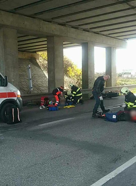 Čelná zrážka osobného automobilu s motocyklom. Na mieste zasahuje vrtuľník