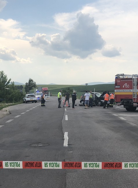 Nehoda motorky a auta za obcou Nadlice. O život prišla žena 