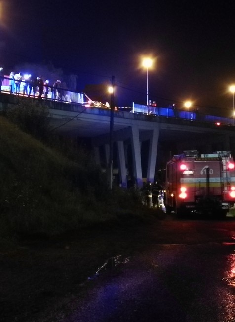 Muž (35) nedal na križovatke prednosť autu, po náraze vyletel z mosta