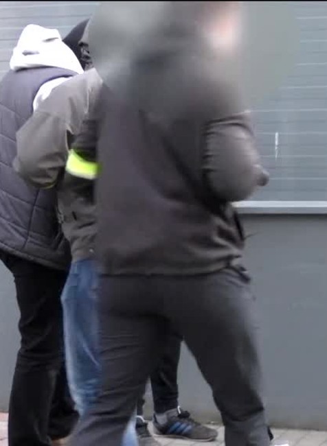 [multi] Policajná razia v Snine na drogy 97