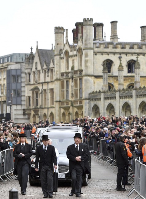dav ľudí sa prišiel rozlúčiť s Hawkingom