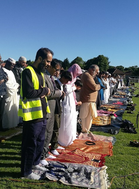 Do ľudí na ulici narazilo auto