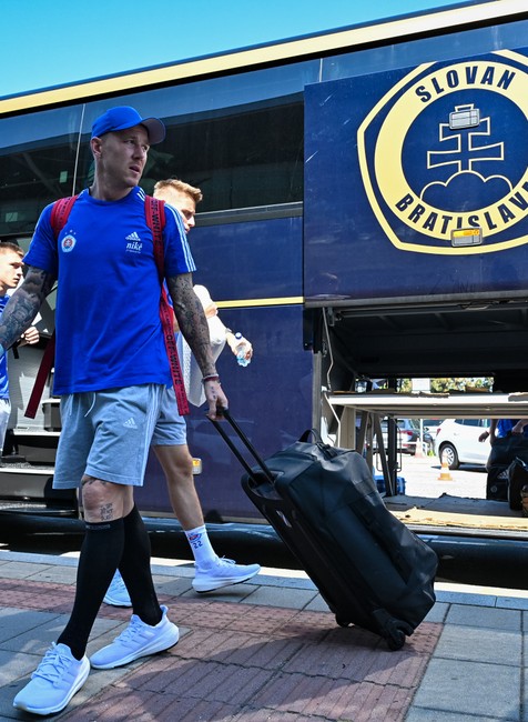 16072024_futbal_sk_slovan_bratislava_odlet_letisko_3058082