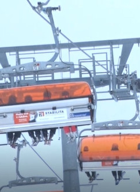 Šéf parlamentu na lyžiach. V lanovke diskutoval o rekreačných poukazoch 