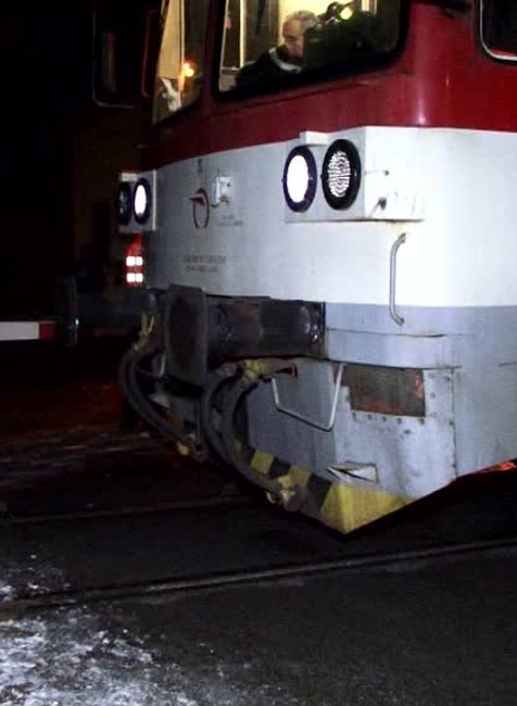 Nehoda na priecestí. Vlak zachytil policajné auto 322