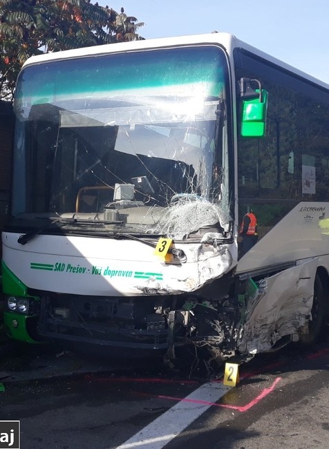 Mladý vodič prešiel do protismeru rovno pod kolesá autobusu. Nehodu neprežil