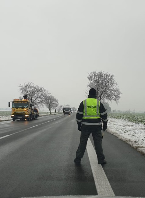 Pri čelnej zrážke sa zranili traja ľudia. Záchranári jedného oživujú v sanitke