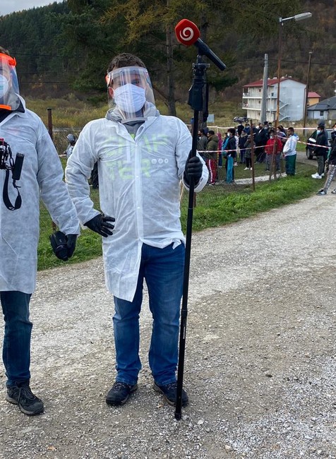 Reportér Matúš Gavlák s kameramanom pripravení na rozhovor