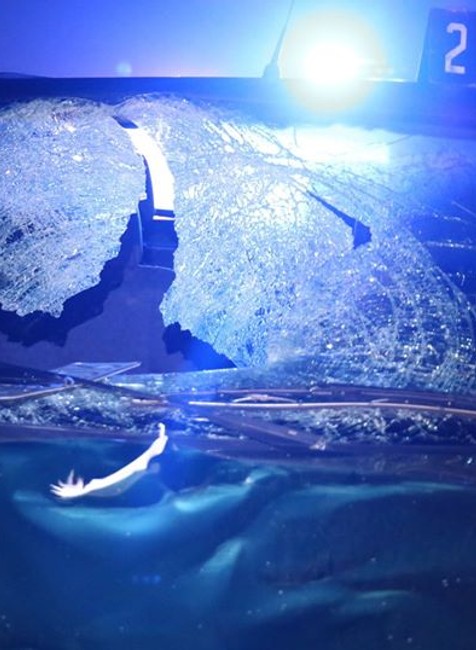 Dve nočné nehody skončili tragicky. O život prišiel chodec i vodič