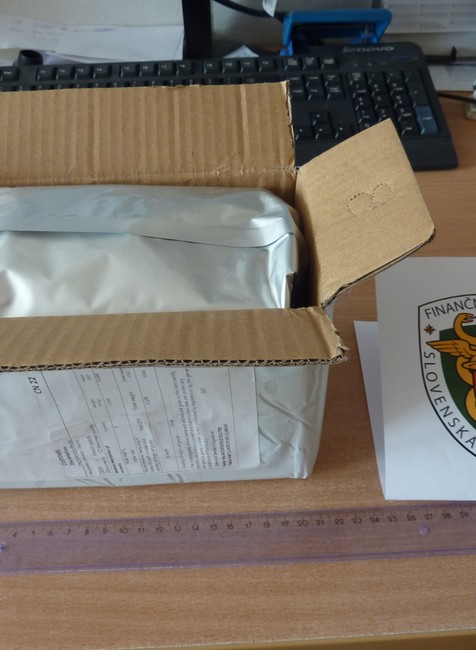 Na bratislavskej pošte zadržali kilogramy novej drogy z Holandska.