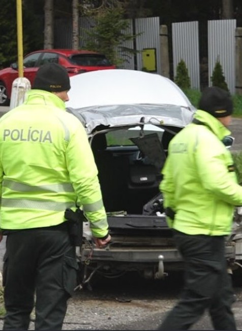 Zrážka auta s vlakom Veľká Lomnica (2)