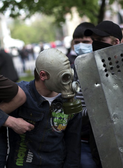 Demonštranti útočia na policajtov