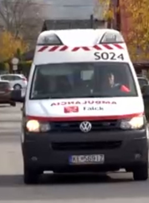 Dvojnásobný útok mladíka. Ženu napadol sekerou