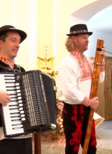 Kňaz po polnočnej omši zabával veriacich. Prezliekol sa do kroja