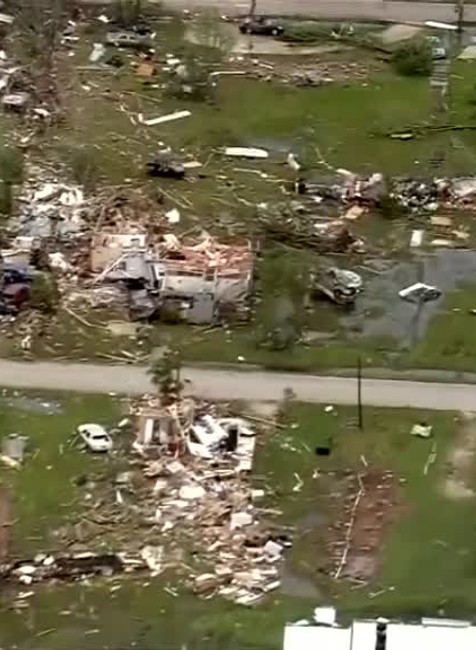 Silné búrky a tornáda zanechali 140-tisíc domácností bez elektriny