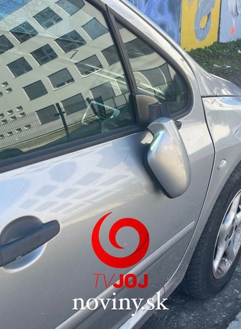 Zničené auto po útoku muža na Galvániho ulici