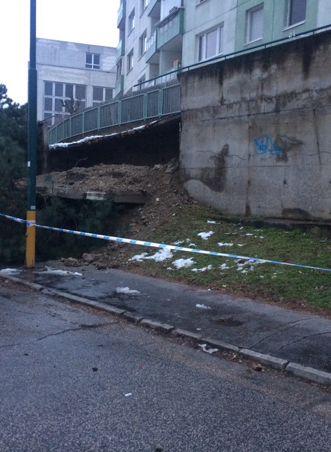 Múr sa zrútil tesne vedľa zaparkovaných áut. Hasiči a policajti uzavreli okolie