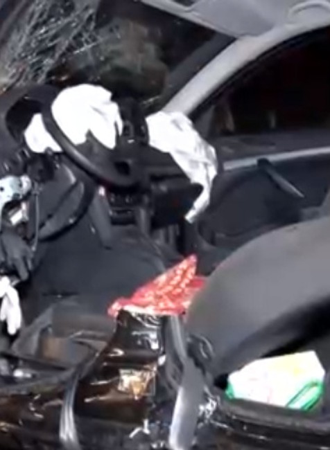 Dopravu paralyzovala zrážka auta s kamiónom. Na cestu vytekali litre nafty