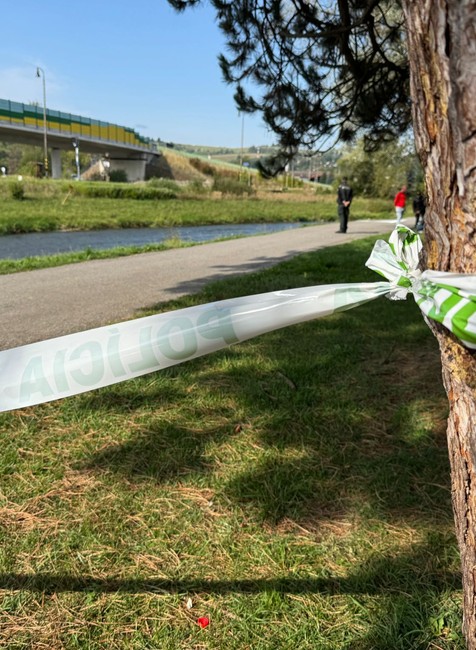 Bezvládne telo muža v Hrone