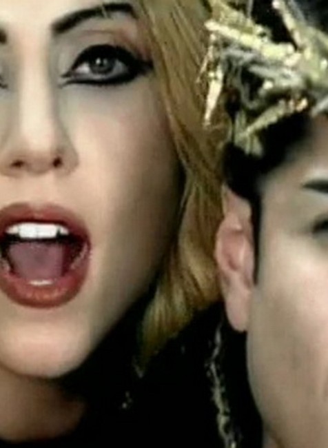 Lady Gaga vo videoklipe k piesni Judas