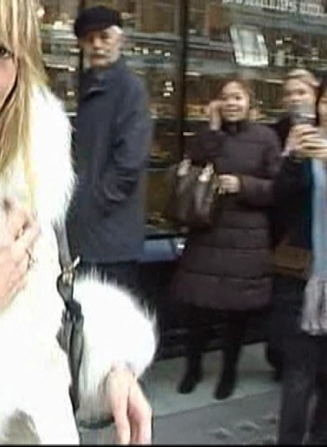 kate moss v kozuchu vonku