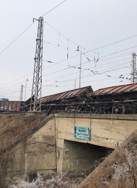 FOTO: Železničiari hlásia meškania vlakov. Vykoľajené vagóny sa nepodarilo zatiaľ odstrániť