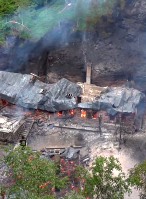 V českom národom parku vypukol rozsiahly požiar, zhoreli historické chaty 